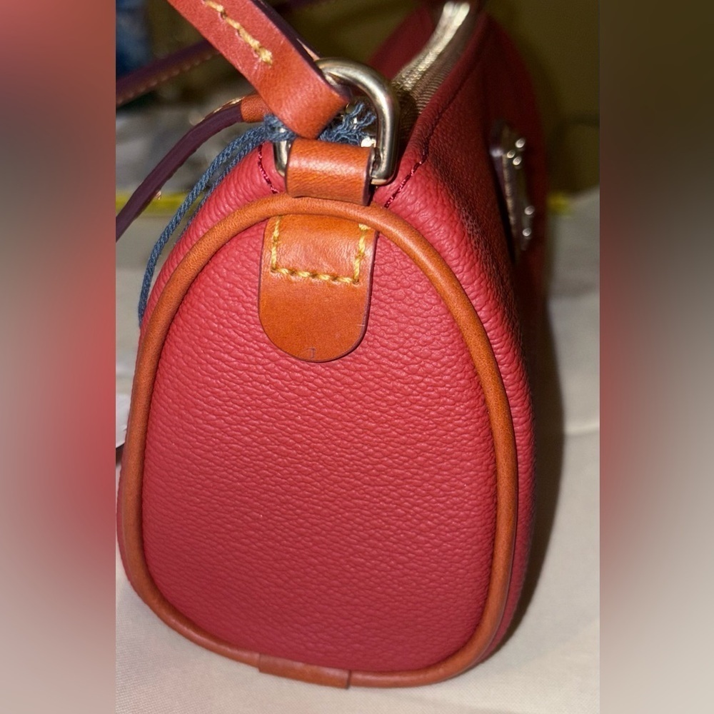 🆕 ❤️ Dooney & Bourke Red Pebble Grain Buffy Crossbody Bag ❤️ - Picture 13 of 15